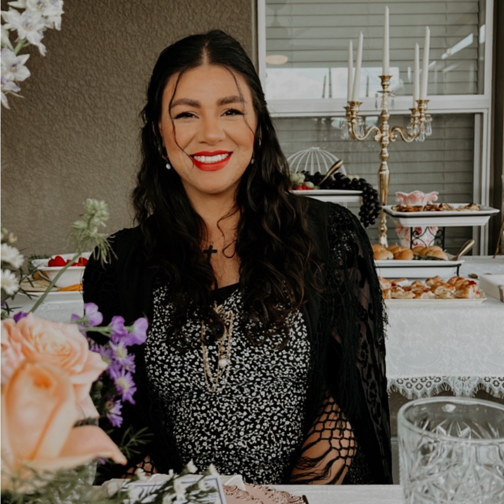 MEET YOUR POSHER KARLA VIANEY
